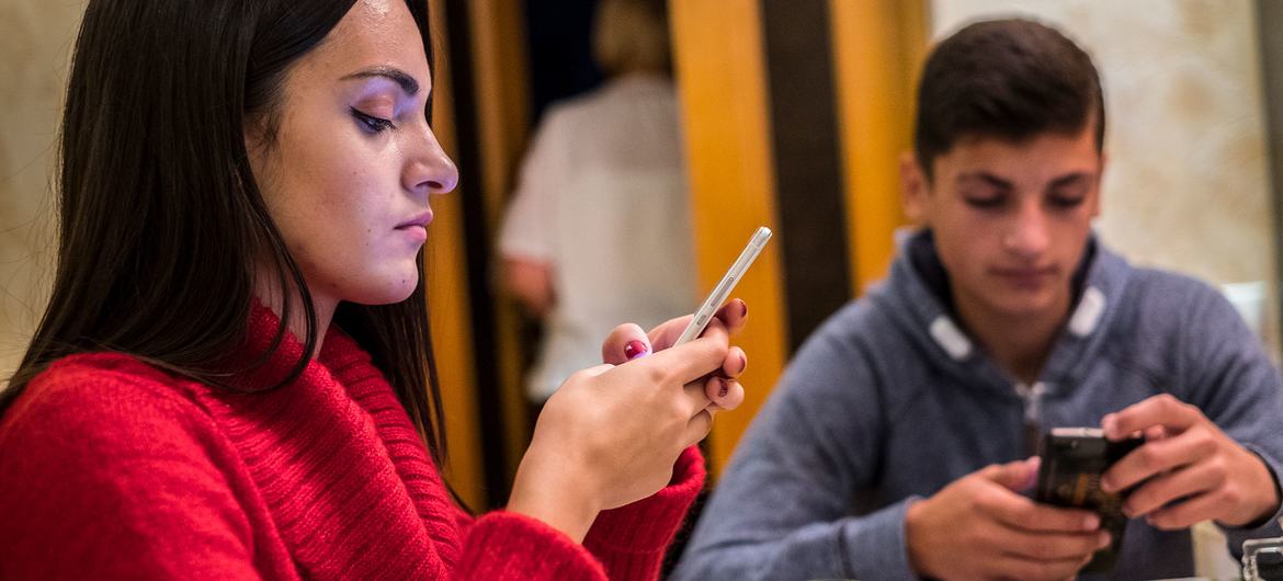 Désinformation et discours de haine : l’UNESCO dévoile un plan d’action pour réguler les médias sociaux